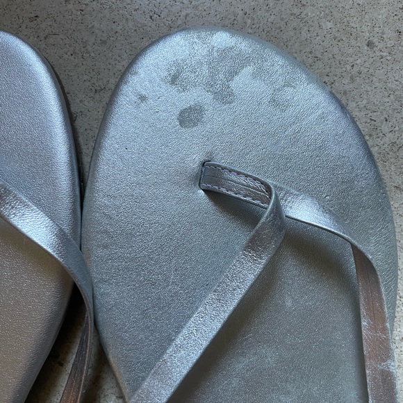 NWOT Tkees Silver Highlighters Flip Flops Womens Size 10 - Picture 4 of 4
